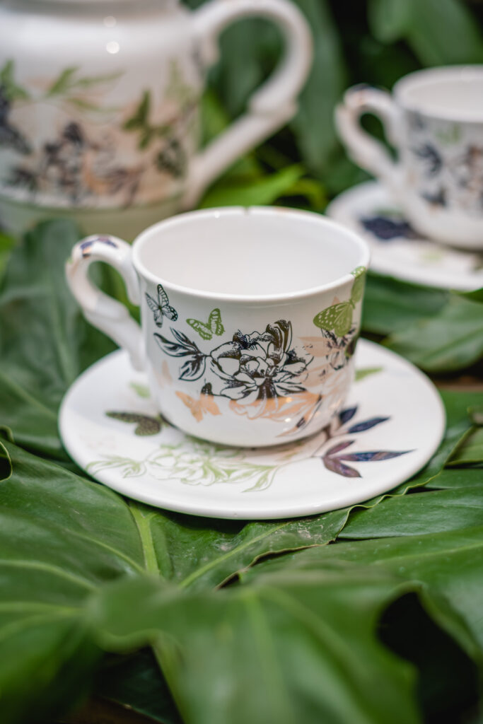 Blooza Blooza Taza De Café De Té De Cerámica Con Fondo Verde De Flores Blancas - 11oz